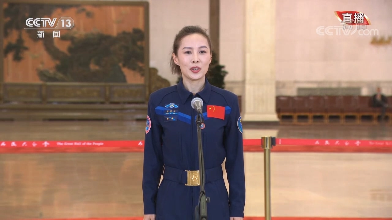 去年今天我和戰(zhàn)友出征太空，今年此刻我站在黨代表通道