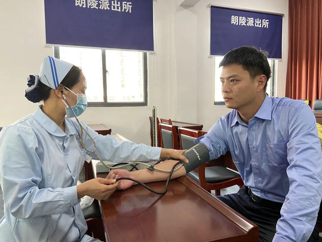 確山:健康講座進(jìn)警營(yíng) 義診咨詢暖警心