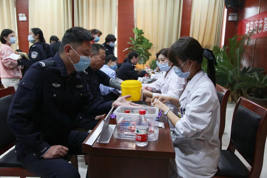 確山:健康講座進(jìn)警營(yíng) 義診咨詢暖警心