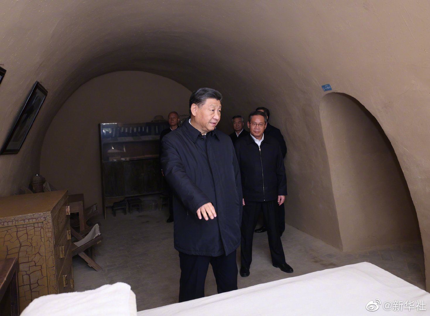 習(xí)近平帶領(lǐng)中共中央政治局常委赴陜西延安瞻仰延安革命紀(jì)念地