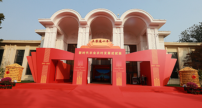 農(nóng)業(yè)農(nóng)村部領(lǐng)導(dǎo)集體參觀&ldquo;三農(nóng)這十年&mdash;&mdash;新時(shí)代農(nóng)業(yè)農(nóng)村發(fā)展成就展&rdquo;