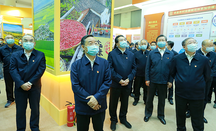 農(nóng)業(yè)農(nóng)村部領(lǐng)導(dǎo)集體參觀&ldquo;三農(nóng)這十年&mdash;&mdash;新時(shí)代農(nóng)業(yè)農(nóng)村發(fā)展成就展&rdquo;