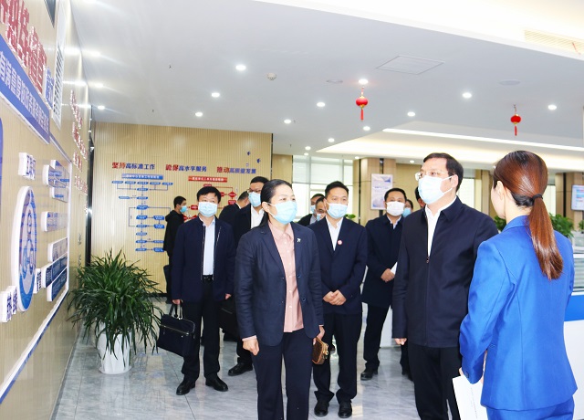 市長李躍勇現(xiàn)場接聽駐馬店市12345政務服務便民熱線——立行立辦 解決好群眾急難愁盼問題 民生為重 讓熱線更有溫度更有力度