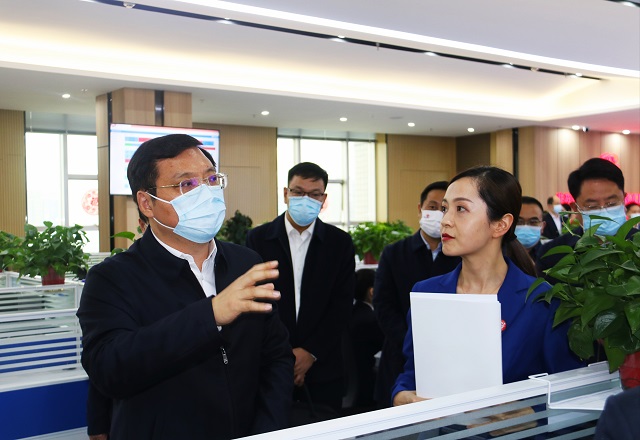 市長李躍勇現(xiàn)場接聽駐馬店市12345政務服務便民熱線——立行立辦 解決好群眾急難愁盼問題 民生為重 讓熱線更有溫度更有力度