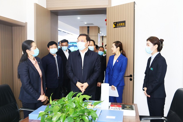 市長李躍勇現(xiàn)場接聽駐馬店市12345政務服務便民熱線——立行立辦 解決好群眾急難愁盼問題 民生為重 讓熱線更有溫度更有力度