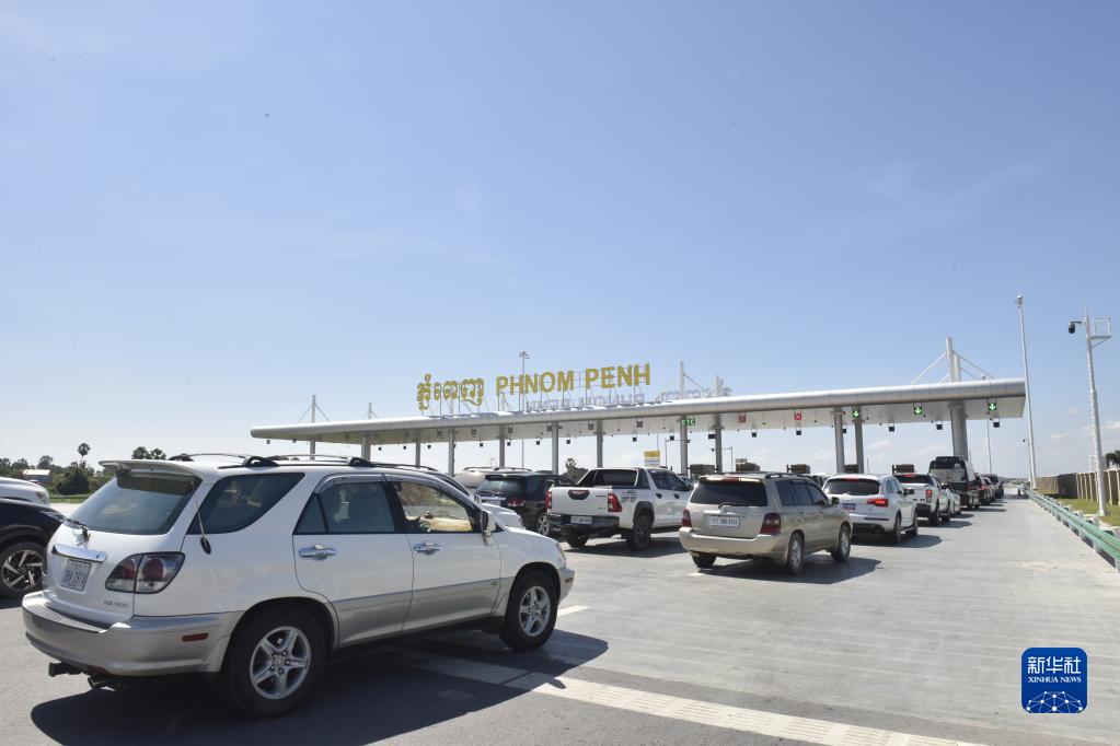 同舟共濟(jì)渡難關(guān) 團(tuán)結(jié)合作創(chuàng)未來(lái)——習(xí)近平主席在二十國(guó)集團(tuán)領(lǐng)導(dǎo)人第十七次峰會(huì)第一階段會(huì)議上的重要講話(huà)引領(lǐng)全球發(fā)展方向