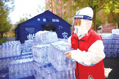 鄭州富士康首批新員工入住公寓后生活物資不缺，吃住有保障