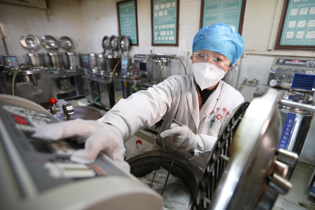 新華全媒+｜&ldquo;保健康、防重癥&rdquo;中醫(yī)藥如何發(fā)揮獨特優(yōu)勢？新冠病毒感染用中藥如何更科學有效？&mdash;&mdash;國務院聯防聯控機制新聞發(fā)布會回應防疫熱點關切