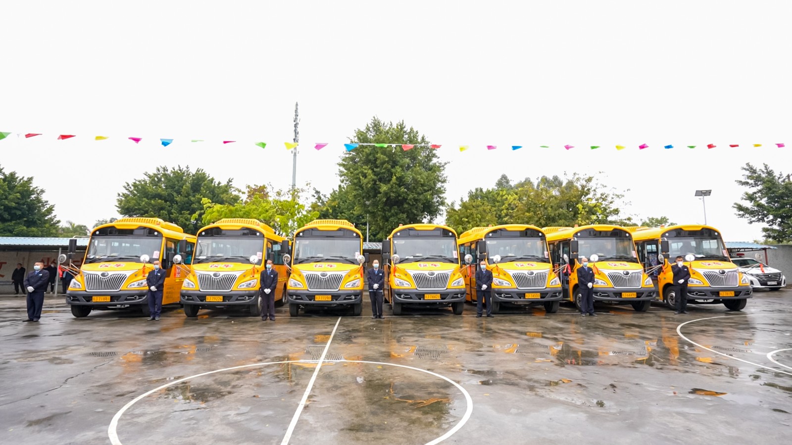 河南全力拼經(jīng)濟(jì)②丨重裝設(shè)備發(fā)往全國 宇通擂響新年“出征戰(zhàn)鼓”