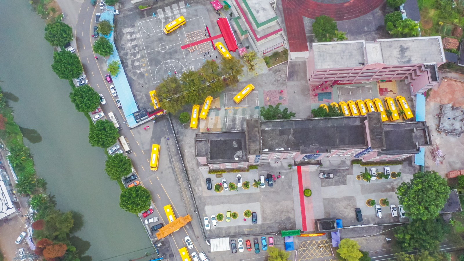 河南全力拼經(jīng)濟(jì)②丨重裝設(shè)備發(fā)往全國 宇通擂響新年“出征戰(zhàn)鼓”