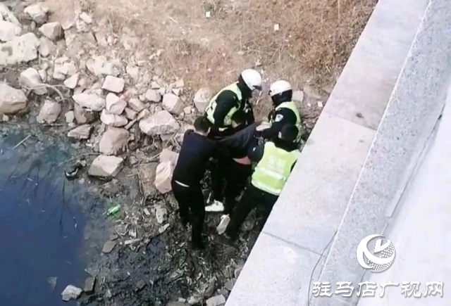 平輿縣:警民聯(lián)手勇救輕生群眾