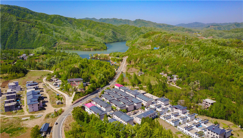 何言:沃野千里繪新圖