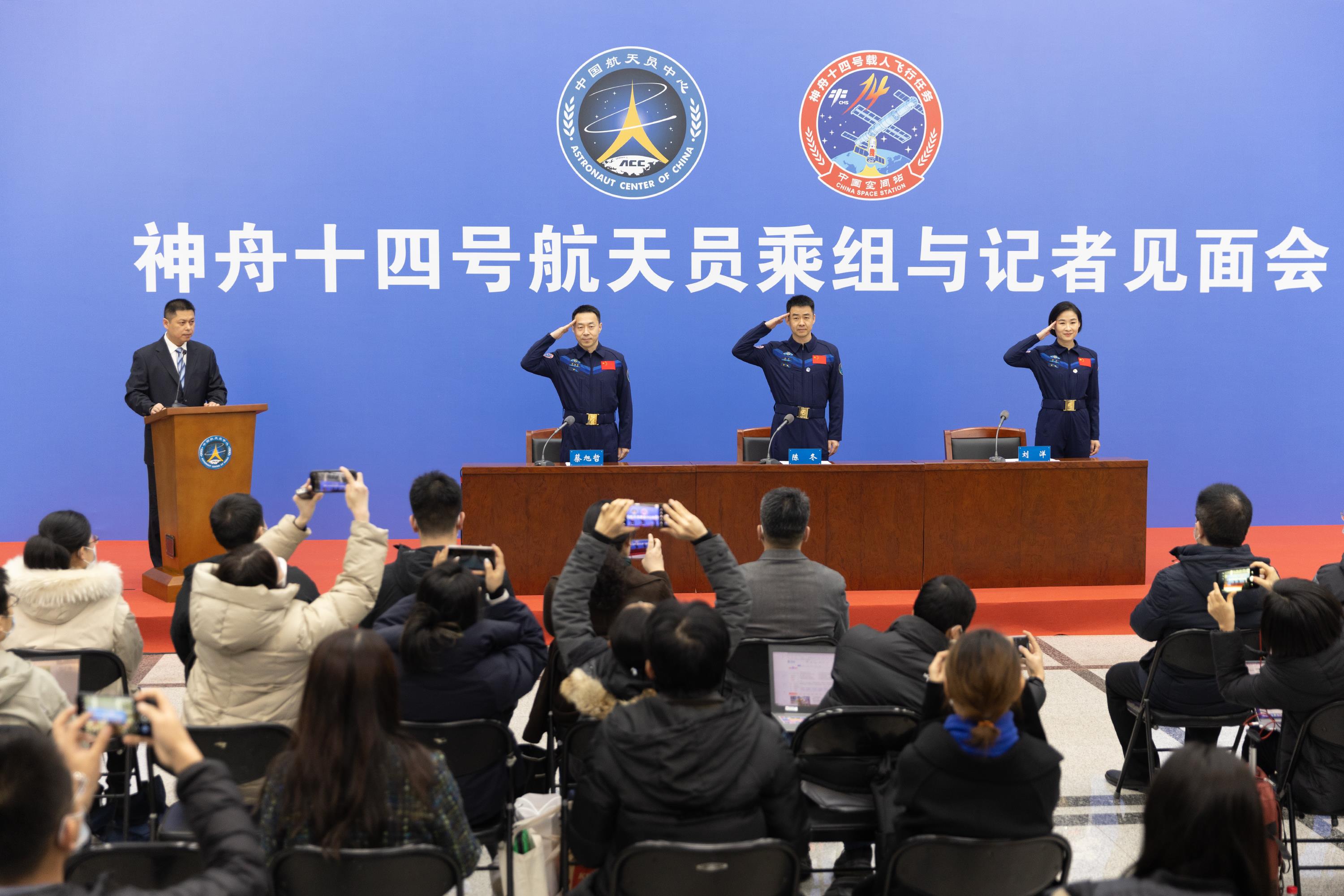 聊伙伴、聊全家福、聊種菜 神十四乘組出差歸來公開亮相