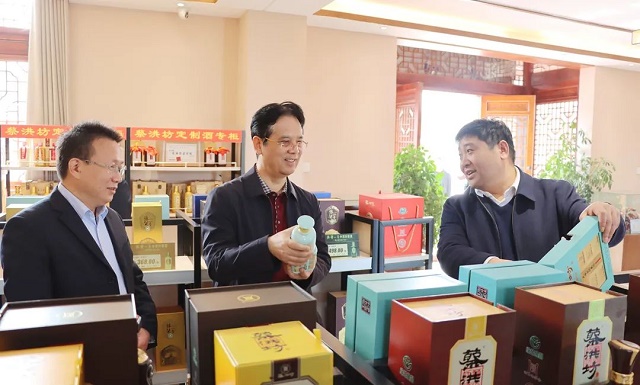 駐馬店市政協(xié)副主席、市工商聯(lián)主席張新領(lǐng)到蔡洪坊酒業(yè)調(diào)研