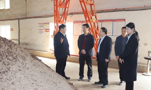 駐馬店市政協(xié)副主席、市工商聯(lián)主席張新領(lǐng)到蔡洪坊酒業(yè)調(diào)研