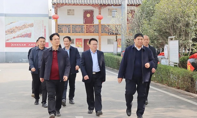 駐馬店市政協(xié)副主席、市工商聯(lián)主席張新領(lǐng)到蔡洪坊酒業(yè)調(diào)研