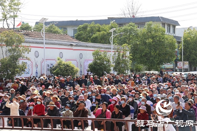 河南省戲劇家協(xié)會走進開發(fā)區(qū)關(guān)王廟鄉(xiāng)慰問演出