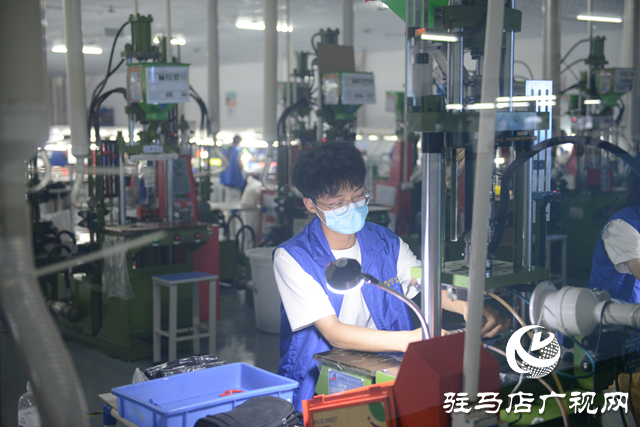 泌陽縣：筑巢引鳳帶火&ldquo;微工廠&rdquo;實(shí)現(xiàn)雙利雙收