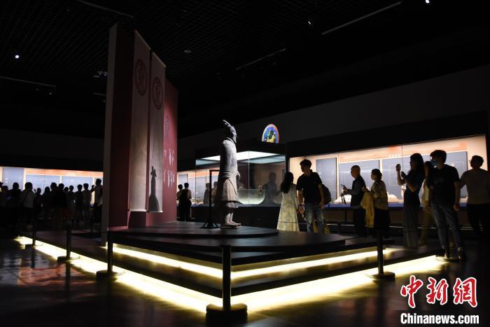 游客不文明行為屢禁不止，管得太松，還是罰得太輕？