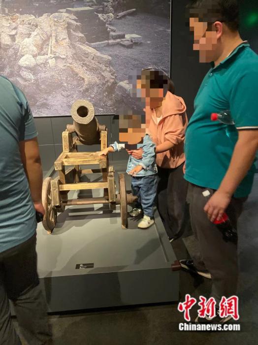 游客不文明行為屢禁不止，管得太松，還是罰得太輕？