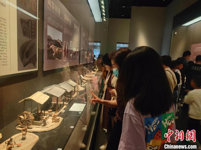 游客不文明行為屢禁不止，管得太松，還是罰得太輕？