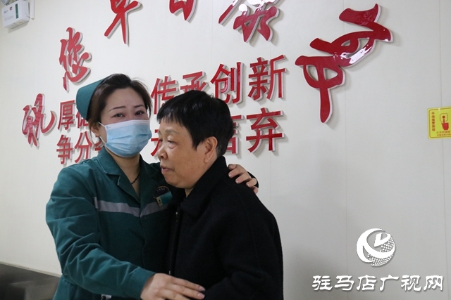 暖心！ 家屬為護(hù)士送上節(jié)日祝福