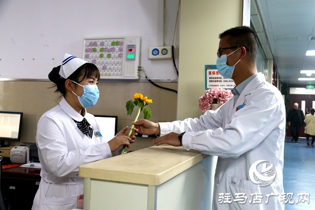 暖心！ 家屬為護(hù)士送上節(jié)日祝福