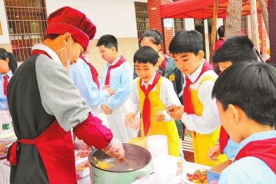 把勞動課開在廣闊的田野上——“特色教育別樣精彩”系列報(bào)道之一