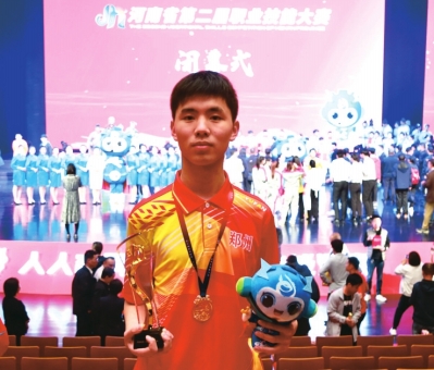 勤學苦練省賽奪魁！河南00后小伙的日常是給機器人當“老師”