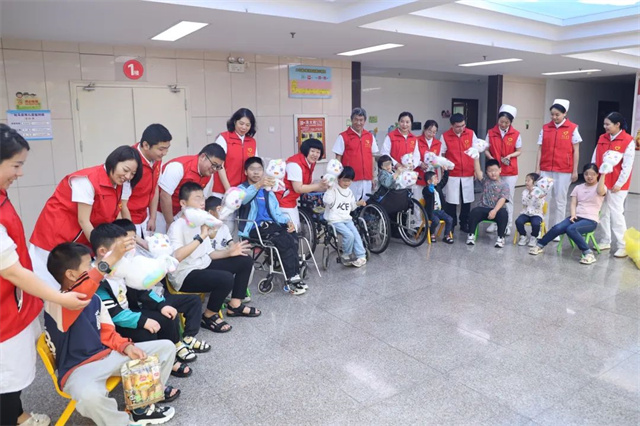 快樂六一 健康&ldquo;童&rdquo;行&mdash;&mdash;白衣天使走進(jìn)兒童福利院送溫暖