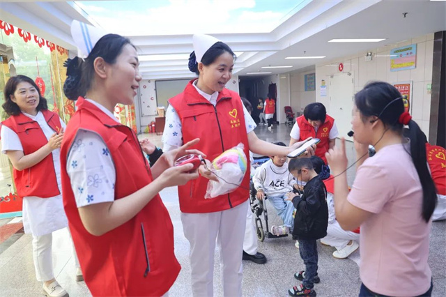 快樂六一 健康&ldquo;童&rdquo;行&mdash;&mdash;白衣天使走進(jìn)兒童福利院送溫暖