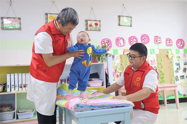 快樂六一 健康&ldquo;童&rdquo;行&mdash;&mdash;白衣天使走進(jìn)兒童福利院送溫暖