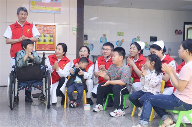 快樂六一 健康&ldquo;童&rdquo;行&mdash;&mdash;白衣天使走進(jìn)兒童福利院送溫暖