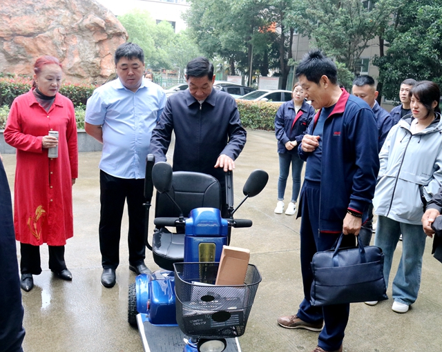 駐馬店經(jīng)濟開發(fā)區(qū)慈善總會向市老干部活動中心捐贈價值10萬元輔具