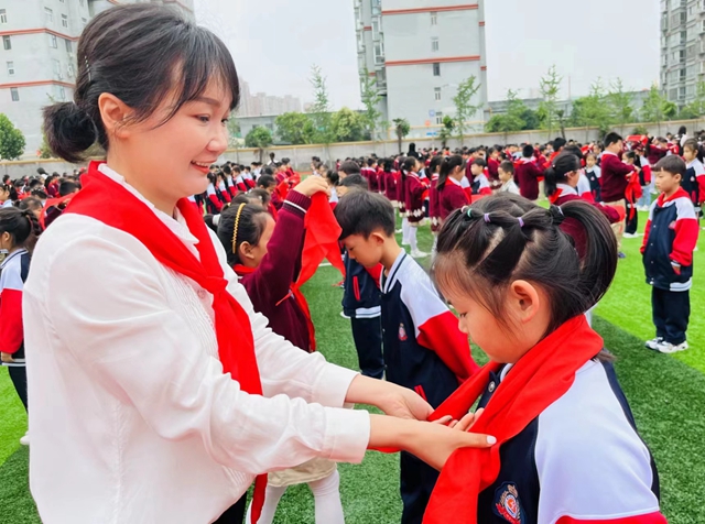 駐馬店實驗小學舉行新隊員入隊儀式