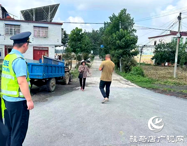 點贊！正陽交通執(zhí)法人員護送迷路收割機