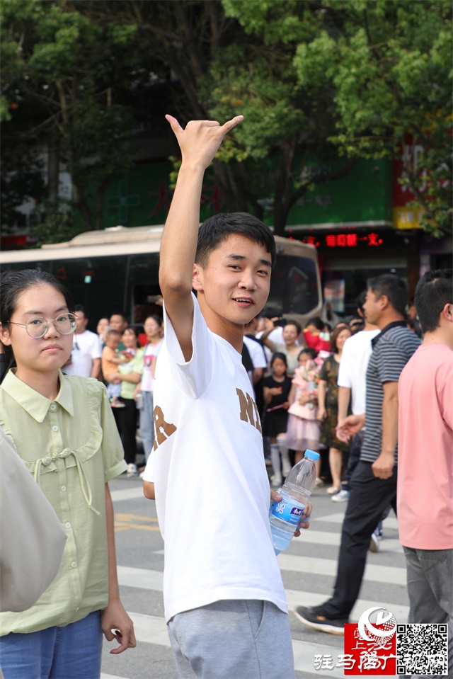 高考結(jié)束了！看泌陽考點這些溫暖瞬間