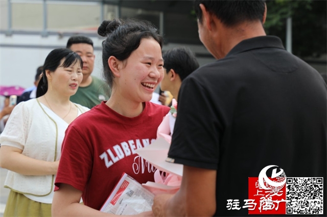 高考結(jié)束了！看泌陽考點這些溫暖瞬間