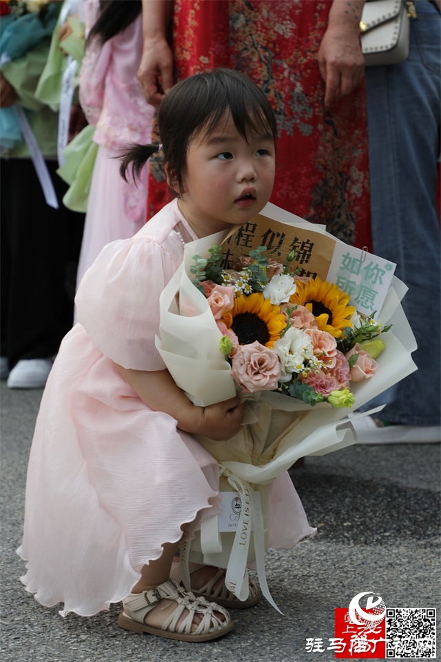 高考結(jié)束了！看泌陽考點這些溫暖瞬間