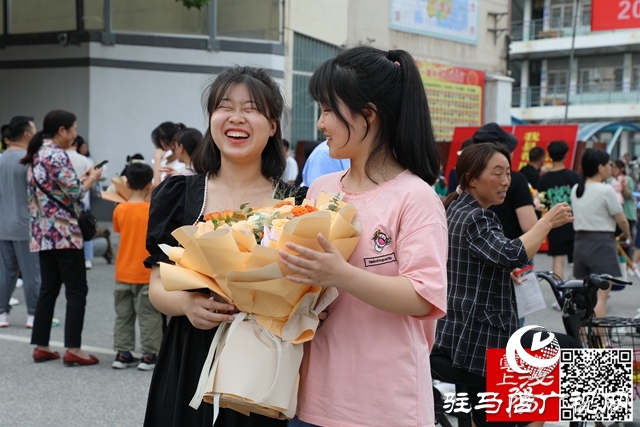 高考結(jié)束了！看泌陽考點這些溫暖瞬間
