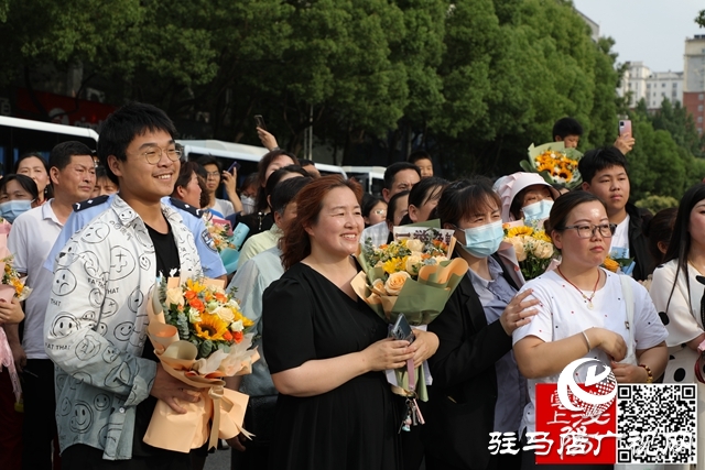 高考結(jié)束了！看泌陽考點這些溫暖瞬間