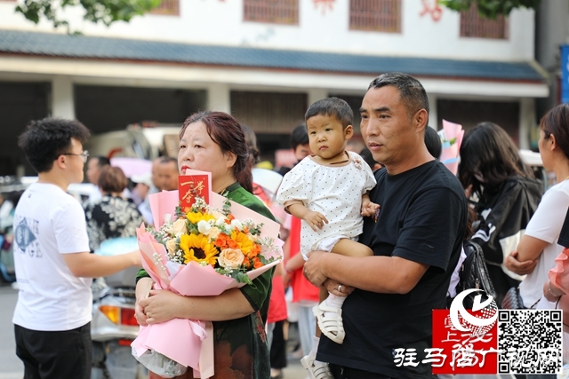 高考結(jié)束了！看泌陽考點這些溫暖瞬間