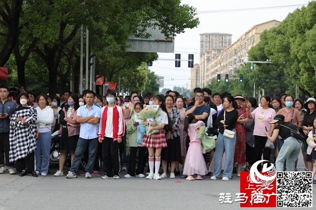 高考結(jié)束了！看泌陽考點這些溫暖瞬間