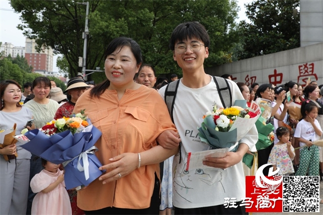 高考結(jié)束了！看泌陽考點這些溫暖瞬間