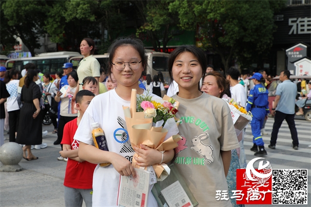 高考結(jié)束了！看泌陽考點這些溫暖瞬間