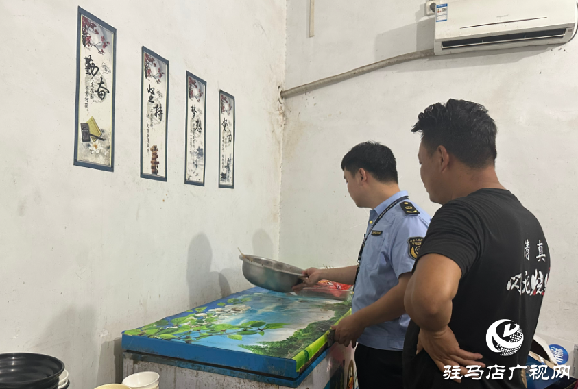 泌陽(yáng)縣郭集鎮(zhèn)市場(chǎng)監(jiān)管所開(kāi)展夜市檢查，守護(hù)人間“煙火氣”