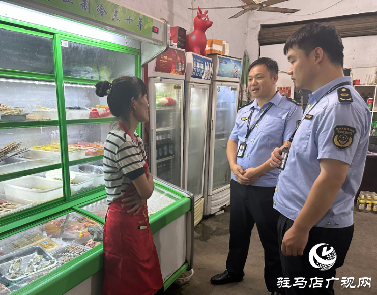 泌陽(yáng)縣郭集鎮(zhèn)市場(chǎng)監(jiān)管所開(kāi)展夜市檢查，守護(hù)人間“煙火氣”