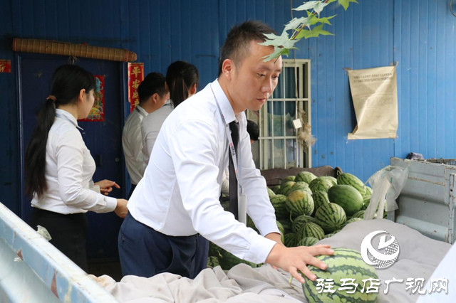 駐馬店天縱時(shí)代城：愛心助農(nóng)認(rèn)購西瓜 轉(zhuǎn)贈(zèng)戶外工作者傳遞愛心