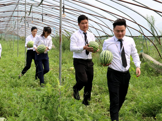 駐馬店天縱時代城：愛心助農(nóng)認(rèn)購西瓜 轉(zhuǎn)贈戶外工作者傳遞愛心