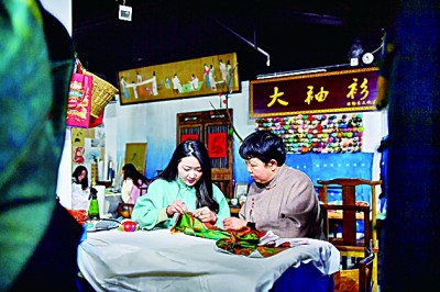 央媒觀豫丨古都夜未央 洛陽正青春——探訪一種傳統(tǒng)服飾給一座城市帶來的顯著變化